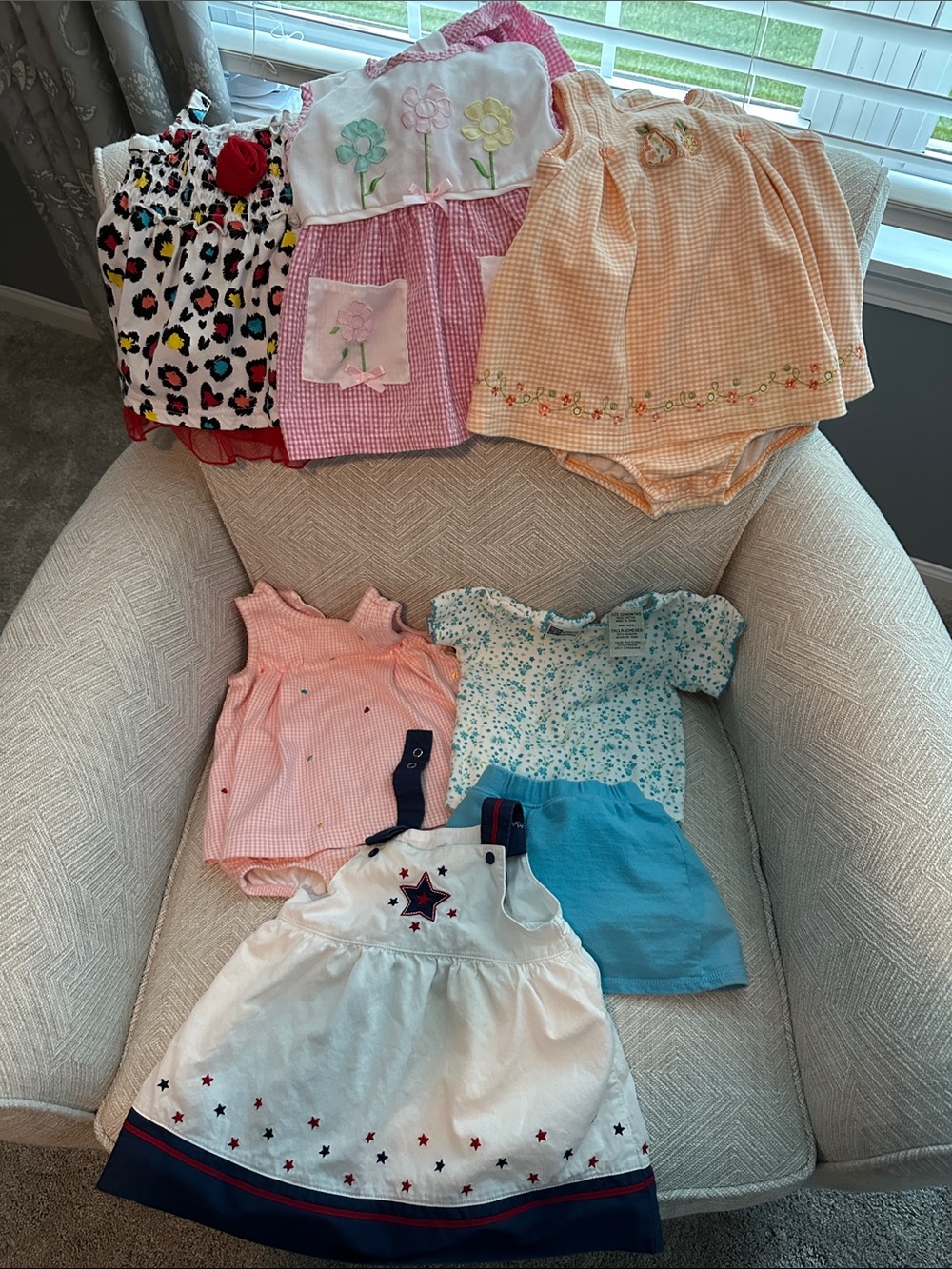 Size 12 month girl.

Six outfits washed and dried.